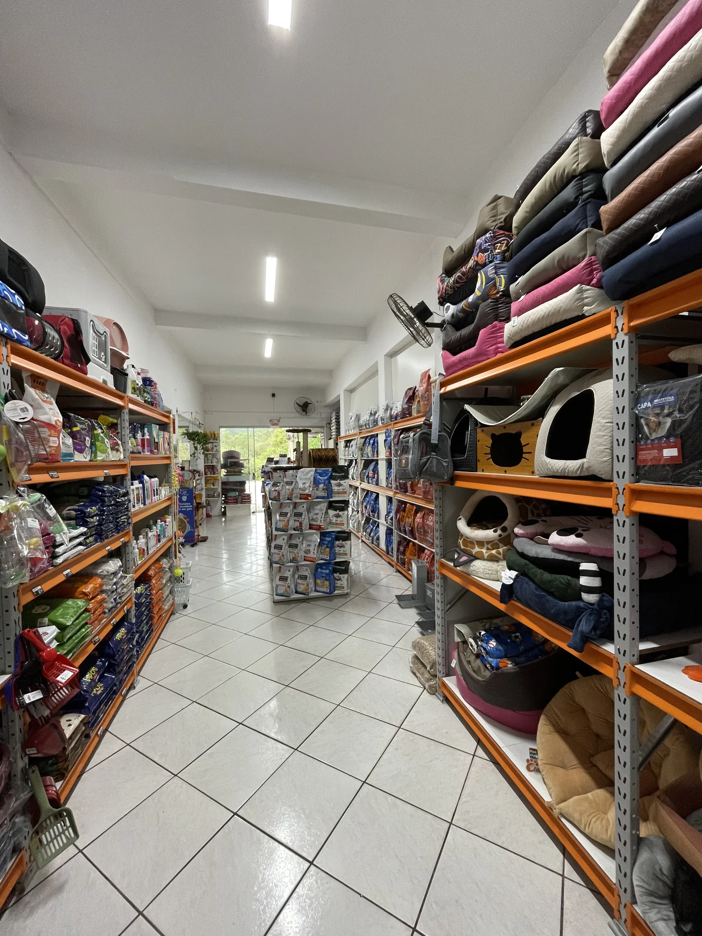 Loja ampla e acolhedora da Agropet Medeiros